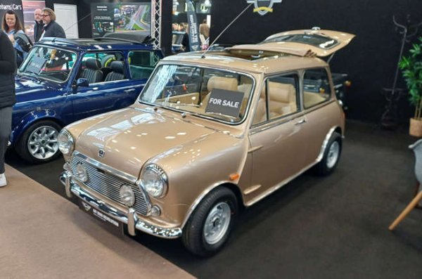 Едно от само 18-те Mini с хечбек задна част, инсталирана от легендарния конструктор на каросерии Харолд Радфорд. Това е един от по-късните Cooper Mk2,  получили тази обработка, и може да се похвали с двигател с мощност 55 к.с. (997 куб.см).

През 1987 година получава и плюшен интериор, включително фурнировано с дърво табло и кожена тапицерия.